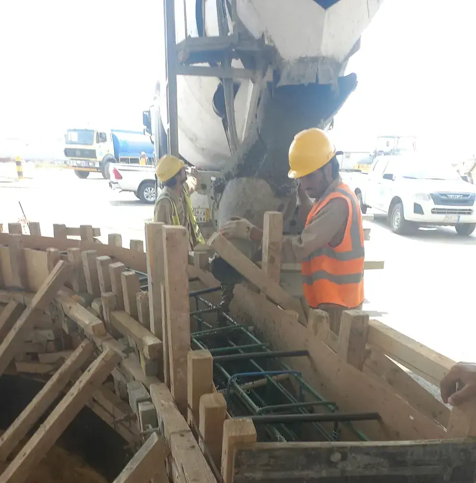 Concrete pour for a curved kerb