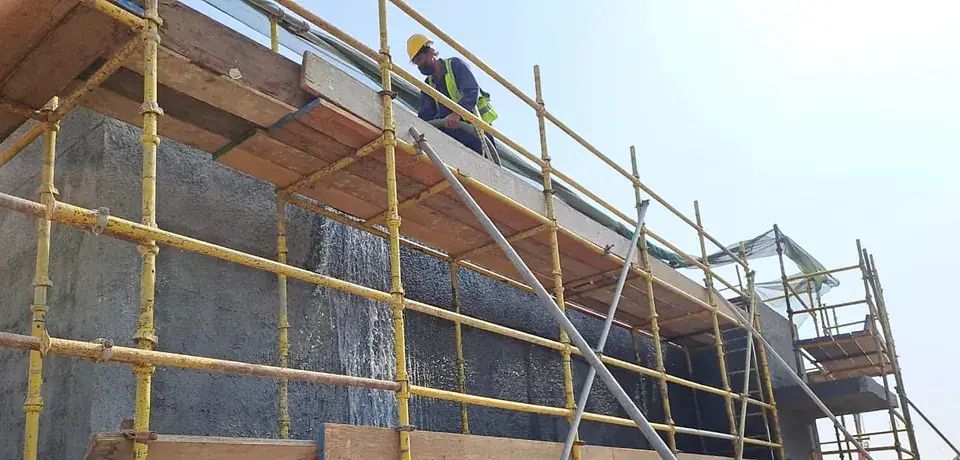 Long retaining wall with full scaffold access